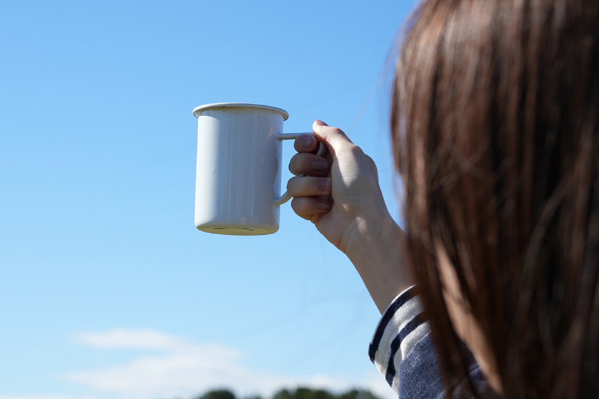 コーヒーカップを持つ女性
